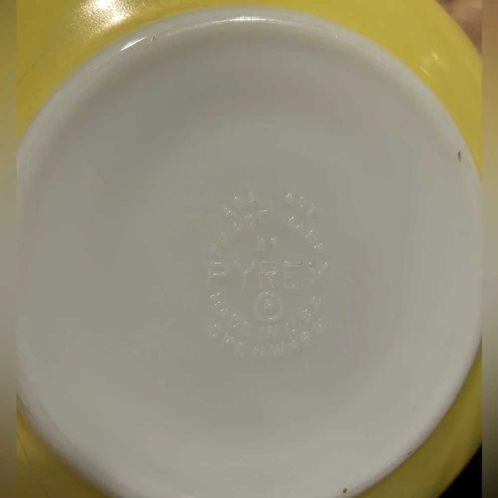 Pyrex TRADEMARK Yellow #404 “Primary Colors” Vintage Mixing Bowl 4 Qt Opal Glass